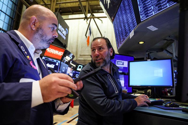 Hai nhà giao dịch cổ phiếu trên sàn NYSE ở New York, Mỹ trong phiên giao dịch ngày 17/10 - Ảnh: Reuters.