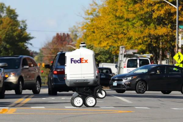 Robot Roxo có thể điều hướng tự động, nhưng luôn được giám sát bởi các nhân viên của FedEx. Ảnh: FedEx