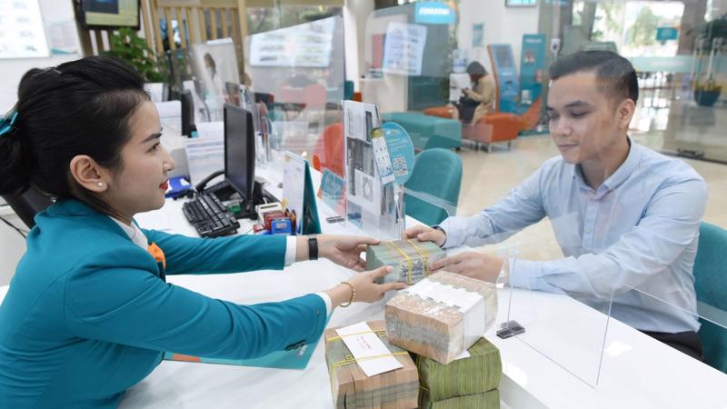 Người dân gửi tiền tiết kiệm tại một ngân hàng ở Hà Nội.