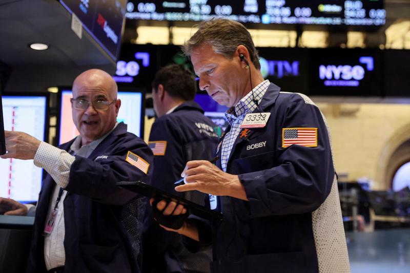 Các nhà giao dịch cổ phiếu trên sàn NYSE ở New York - Ảnh: CNBC.