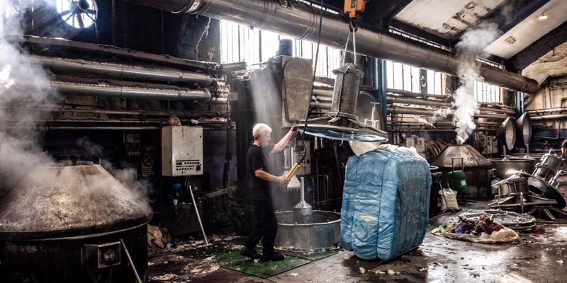 Trong một nhà máy nhuộm vải ở Vaiano, Italy - Ảnh: WSJ.
