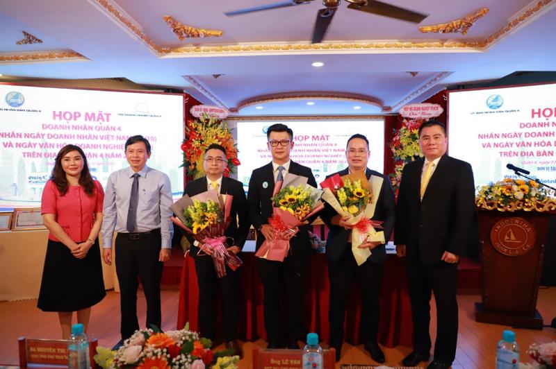 Mr. Fred Lim, đại diện Ngân hàng UOB Việt Nam (đứng giữa) nhận hoa và chụp ảnh lưu niệm với Lãnh đạo UBND quận 4.