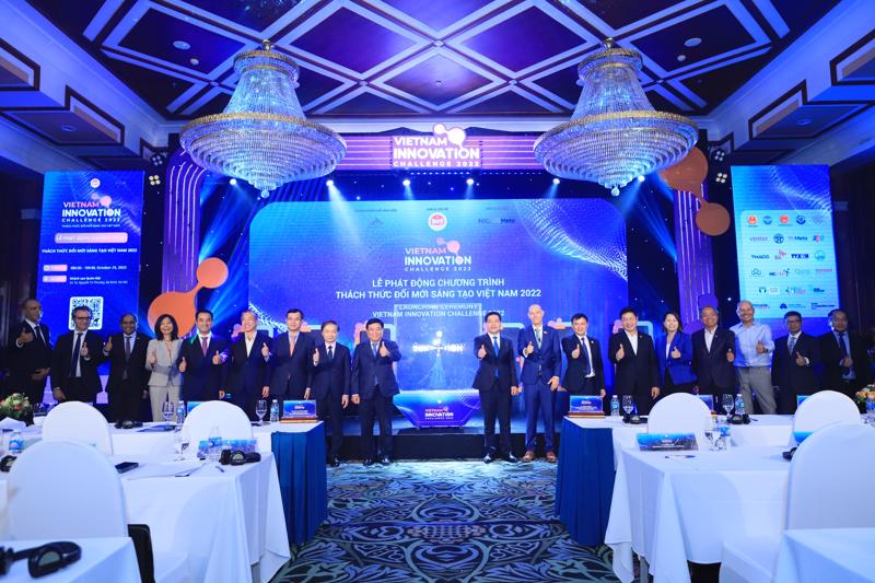 Lãnh đạo các bộ ngành cùng đại diện các tổ chức nước ngoài, đại sứ quán và doanh nghiệp trong và ngoài nước phát động Chương trình Thách thức Đổi mới sáng tạo Việt Nam 2022.