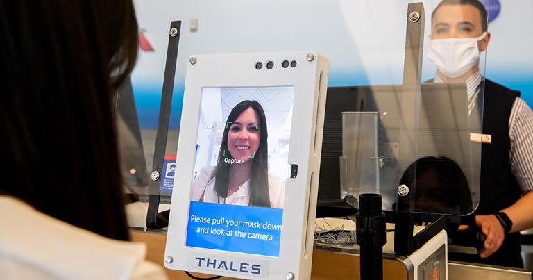 Ứng dụng thẻ căn cước công dân gắn chip điện tử bằng phương pháp nhận dạng khuôn mặt sẽ giảm thiểu nguy cơ sử dụng giấy tờ giả, giảm bớt tình trạng quá tải tại các khu vực check-in.