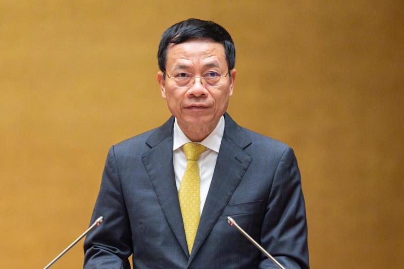 Bộ trưởng Bộ Thông tin và Truyền thông Nguyễn Mạnh Hùng trình Tờ trình tại Kỳ họp