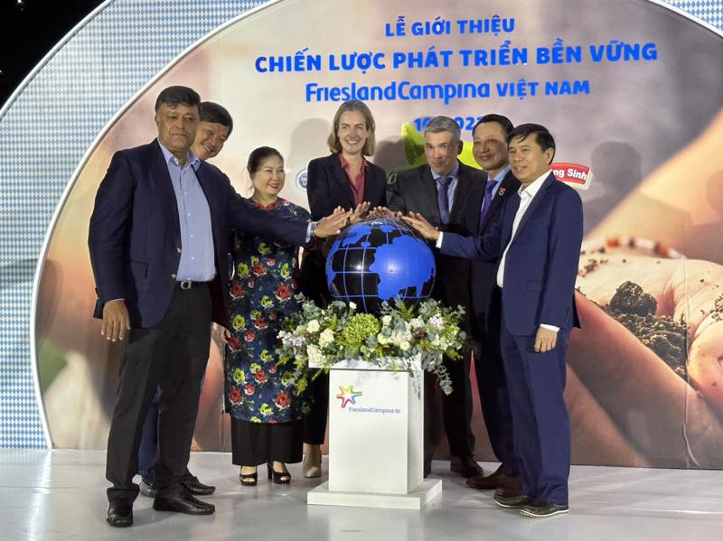 FrieslandCampina Việt Nam công bố chiến lược phát triển bền vững “Chung tay nuôi dưỡng hành tinh của chúng ta” tối 25/10 tại TP.HCM.