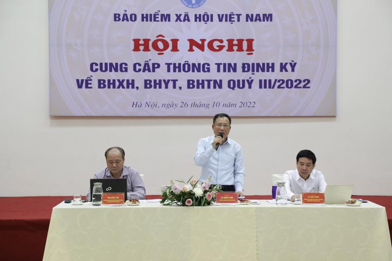 Phó Tổng giám đốc Bảo hiểm xã hội Việt Nam Lê Hùng Sơn (giữa) thông tin về việc rút bảo hiểm xã hội một lần. 