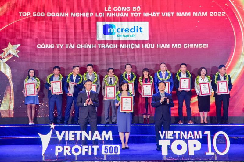 Phó Tổng giám đốc Mcredit Dương Thị Thanh Nga vinh dự nhận bằng chứng nhận "Top 500 doanh nghiệp lợi nhuận tốt nhất Việt Nam 2022".