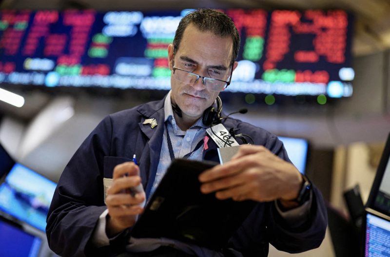 Một nhà giao dịch cổ phiếu trên sàn NYSE hôm 7/10/2022 - Ảnh: Reuters.