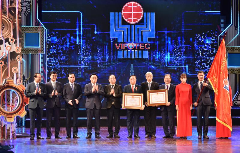 Chủ tịch Quốc hội Vương Đình Huệ trao Huân chương Lao động hạng Nhất cho Quỹ Hỗ trợ Sáng tạo Kỹ thuật Việt Nam VIFOTEC.