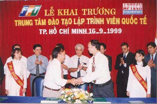 Ngày 16/9/1999 tại Tp.HCM và 17/9/1999 tại Hà Nội, hai trung tâm Aptech chính thức khai giảng khóa học đầu tiên.