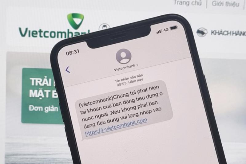 Lừa đảo tin nhắn SMS có kèm đường dẫn đến website giả mạo ngân hàng Vietcombank. (Ảnh minh họa).