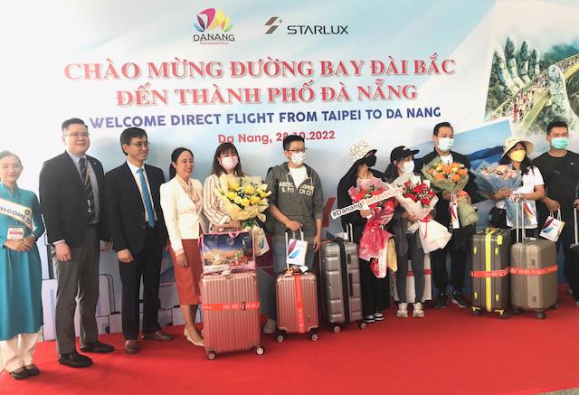 Lãnh đạo ngành Du lịch Đà Nẵng chào đón hành khách trên chuyến bay JX701 khởi hành từ Đài Bắc hạ cánh tại sân bay Đà Nẵng lúc 09h25 ngày 28/10.