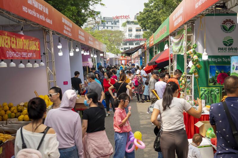 Hàng Việt thu hút khách tham quan, mua sắm tại phố đi bộ Hồ Hoàn Kiếm.