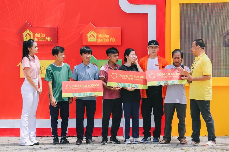 Gia đình bé Kim Ngân (thành phố Thủ Đức,Tp.HCM) không kìm được cảm xúc khi nhận được 80 triệu tiền thưởng tại “Mái ấm gia đình Việt”.