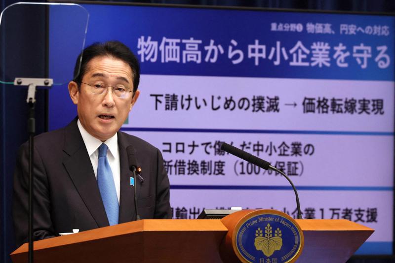 Thủ tướng Nhật Bản Fumio Kishida phát biểu tại họp báo - Ảnh: Reuters