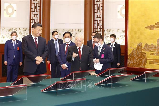Tổng Bí thư Nguyễn Phú Trọng cùng Tổng Bí thư, Chủ tịch Trung Quốc Tập Cận Bình chứng kiến các văn kiện hợp tác hai nước được ký kết - Ảnh: TTXVN 