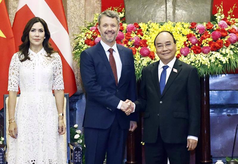 State President Nguyen Xuan Phuc (right) with Danish Crown Prince Frederik and Crown Princess Mary Elizabeth (Photo: VNA)
