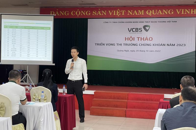 Ông Đỗ Thanh Phong - Phó Tổng giám đốc phụ trách khối bán lẻ VCBS chia sẻ tại buổi Hội thảo.