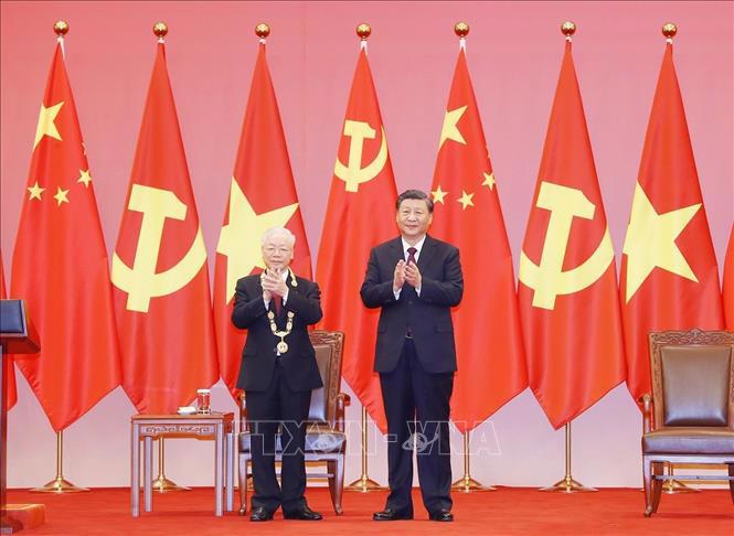 Tổng Bí thư, Chủ tịch Trung Quốc Tập Cận Bình trao Huân chương Hữu nghị tặng Tổng Bí thư Nguyễn Phú Trọng - Ảnh: TTXVN