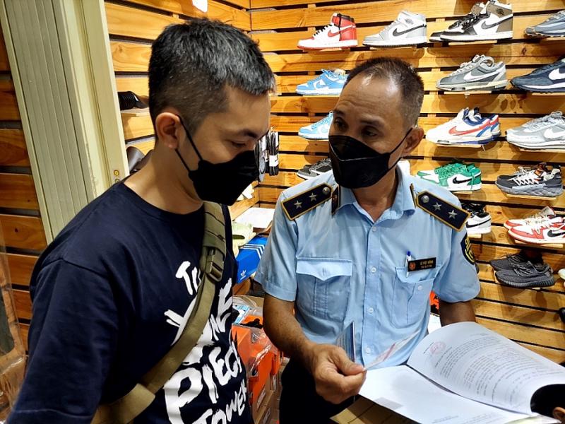Lực lượng Quản lý thị trường kiểm tra hàng hóa tại “thiên đường mua sắm” Sài Gòn Square