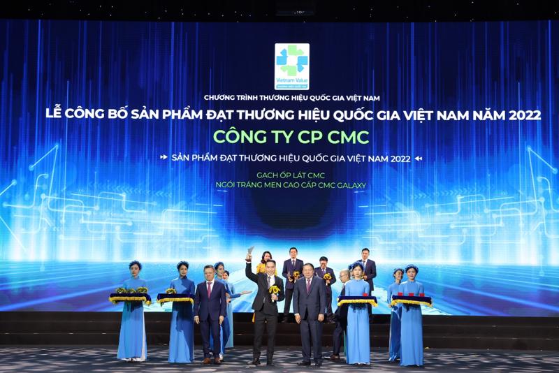 Ông Trần Đức Huy - Chủ tịch Hội đồng Quản trị Công ty Cổ phần CMC đón nhận biểu trưng Vietnam Value 2022.