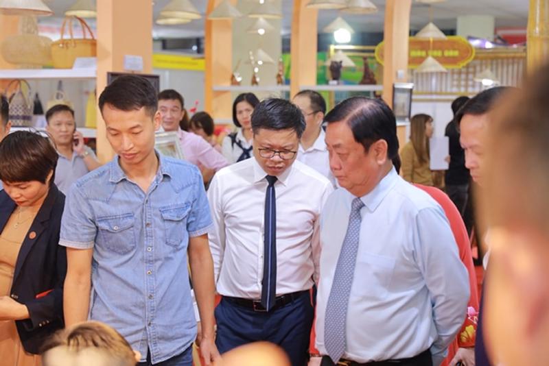 Bộ trưởng Lê Minh Hoan tham quan các gian hàng tại hội chợ.