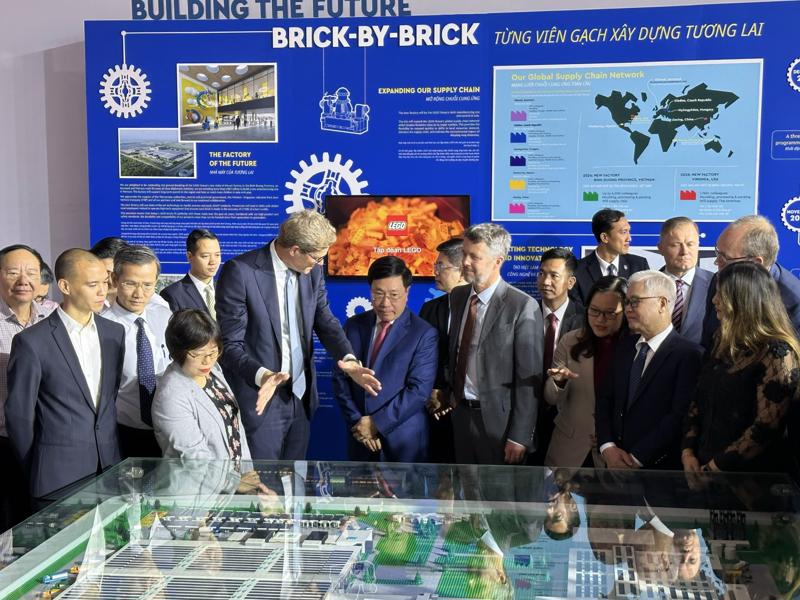 Ông Niels B. Christiansen, Tổng giám đốc điều hành Tập đoàn LEGO,  đang giới thiệu mô hình, quy mô nhà máy LEGO thứ sáu cho Phó Thủ tướng Phạm Bình Minh, Thái tử kế vị Hoàng gia Đan Mạch Frederik...