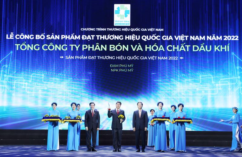Phó Tổng giám đốc Tạ Quang Huy đại diện PVFCCo nhận biểu trưng Thương hiệu Quốc gia năm 2022.
