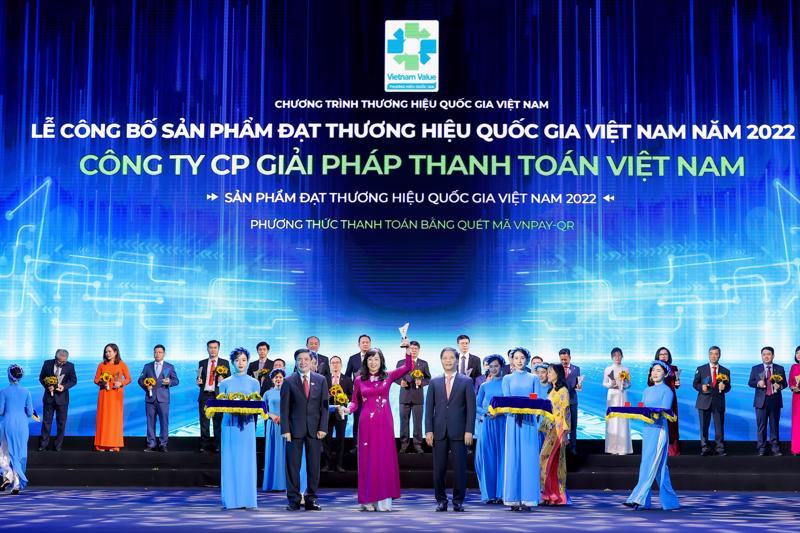 Ông Trần Tuấn Anh - Ủy viên Bộ Chính trị, Trưởng Ban Kinh tế Trung ương và ông Nguyễn Hồng Diên - Bộ trưởng Bộ Công Thương trao giải thưởng Thương hiệu Quốc gia 2022 cho bà Nguyễn Ánh Tuyết - Giám đốc Khối Kinh doanh VNPAY.