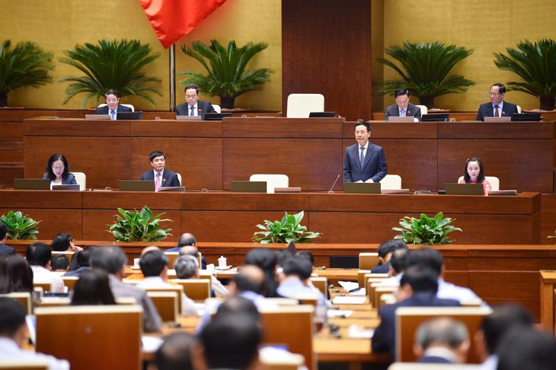 Bộ trưởng Bộ Thông tin và Truyền thông Nguyễn Mạnh Hùng trả lời chất vấn Quốc hội