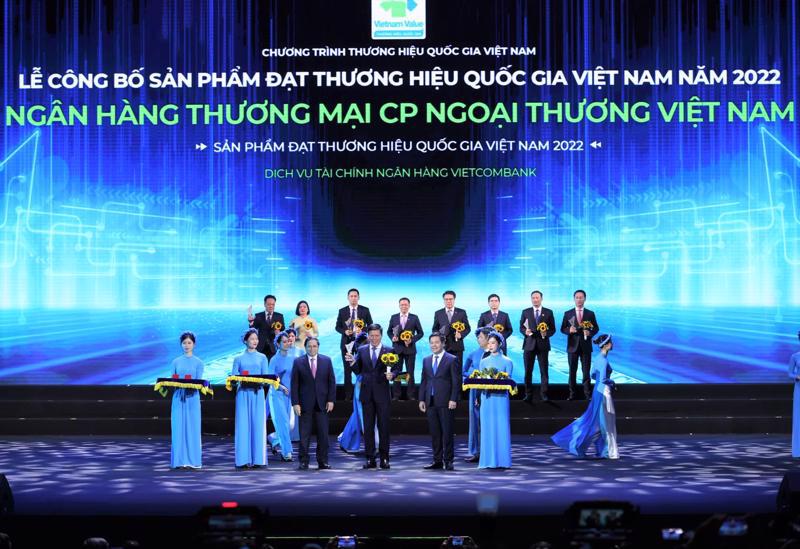 Representatives from Vietcombank receive the award in the presence of Prime Minister Pham Minh Chinh. Photo: VnEconomy