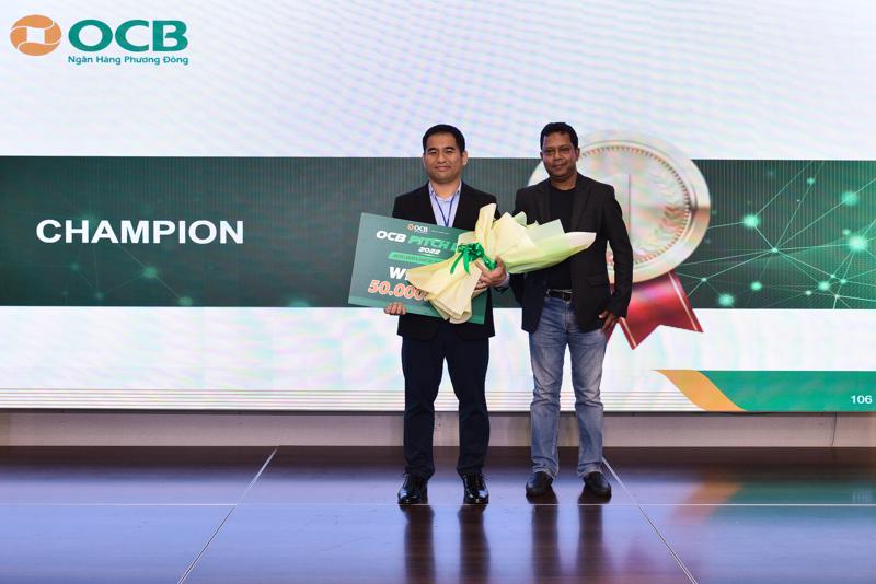Đại diện đội OLLI Technology Corporation nhận giải thưởng quán quân với sản phẩm MAIKA.
