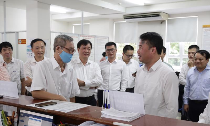 Tổng Giám đốc Bảo hiểm xã hội Việt Nam Nguyễn Thế Mạnh kiểm tra việc triển khai thí điểm tại Bảo hiểm xã hội TP. HCM. 