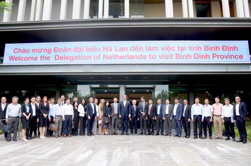 The Dutch delegation with representatives from the Binh Dinh Provincial People’s Committee. Photo: VnEconomy