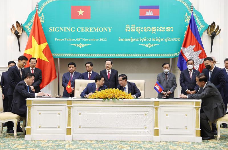 Hai Thủ tướng đã cùng chứng kiến Lễ ký kết các văn kiện giữa hai nước - Ảnh: VGP
