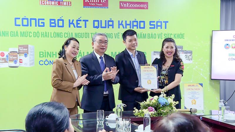 Bà Nguyễn Ngọc Diệp, Phó Trưởng ban tổ chức Chương trình Tin Dùng Việt Nam trao Kết quả nghiên cứu cho đại diện Công ty Cổ phần Dược phẩm Thái Minh. Ảnh và video: Việt Tuấn