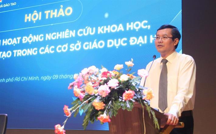 Thứ trưởng Nguyễn Văn Phúc trình bày tại hội thảo.