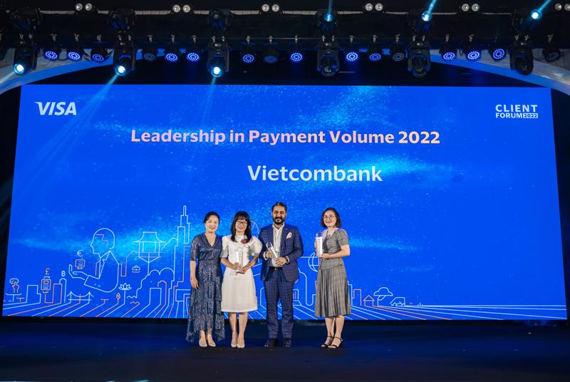 Bà Đoàn Hồng Nhung - Phó Giám đốc Khối bán lẻ Vietcombank nhận giải thưởng.