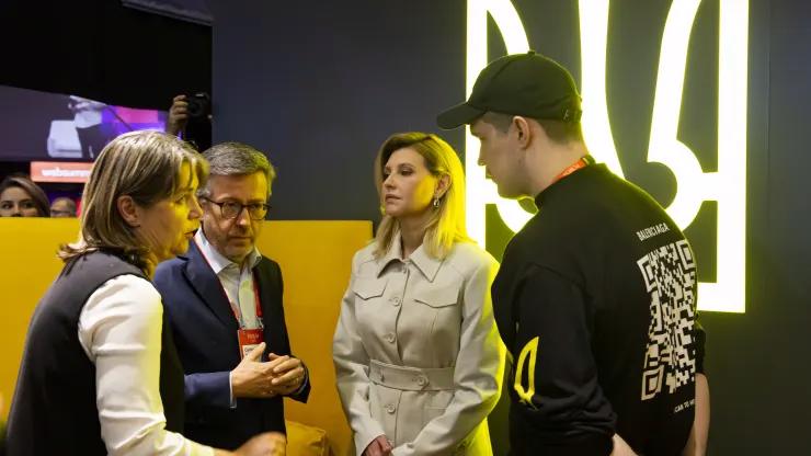 Phó Thủ tướng Ukraine, ông Mykhailo Fedorov (ngoài cùng bên phải), và Đệ nhất phu nhân, bà Olena Zelenska (giữa), tham quan gian hàng của Ukraine tại Hội nghị thượng đỉnh Web 2022.