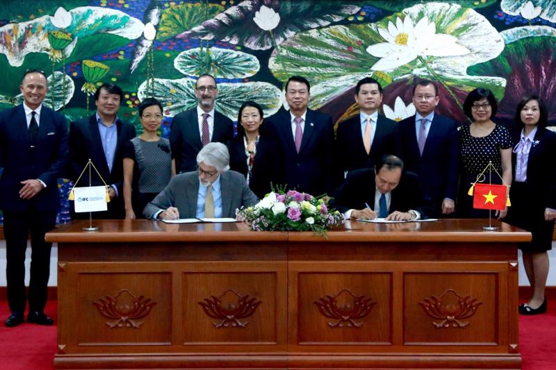 The signing of the MoU. Photo: IFC