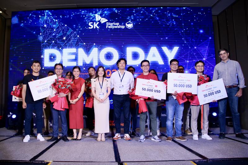 Ban Tổ chức trao giải Top 4 startup Selly, VuiHoc, Bizzi và SoBanHang tại Chung kết SKSF 2022.