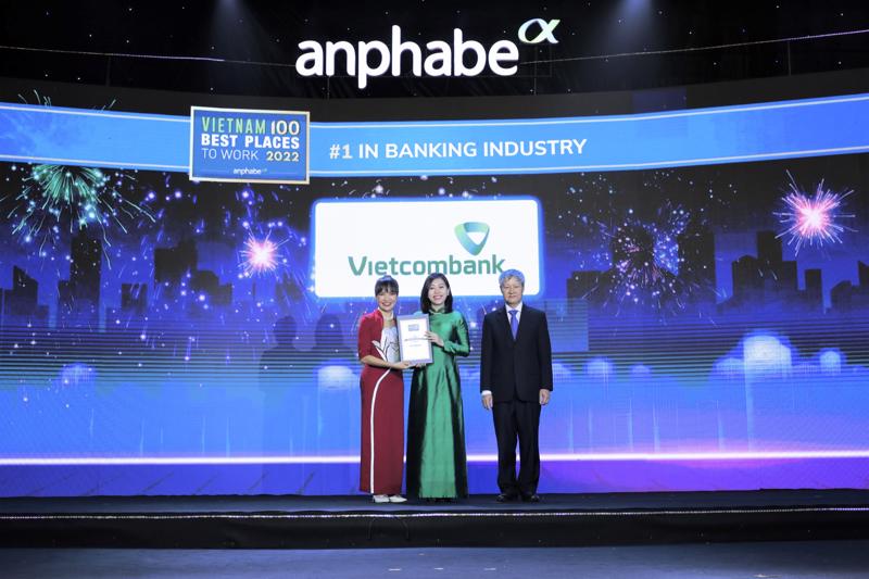 Đại diện Vietcombank, bà Nguyễn Thị Minh Hải - Phó trưởng Văn phòng đại diện Khu vực phía Nam (đứng giữa) nhận chứng nhận từ Ban tổ chức.