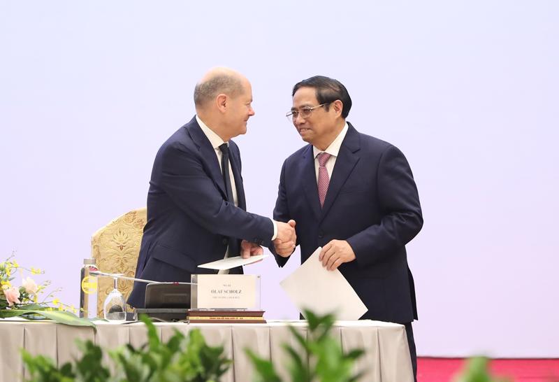 Thủ tướng Phạm Minh Chính và Thủ tướng Đức Olaf Scholz - Ảnh: VGP