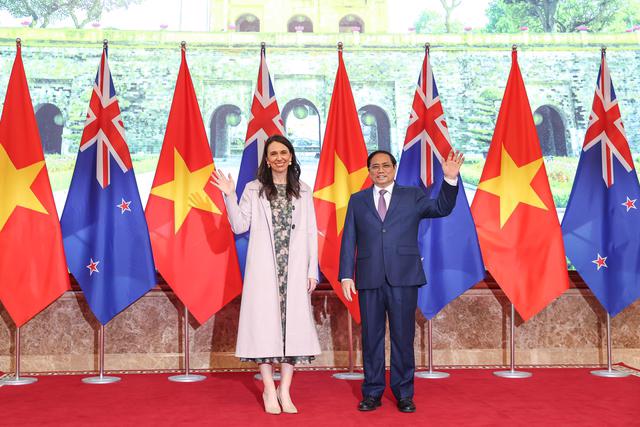 Thủ tướng Phạm Minh Chính và Thủ tướng New Zealand Jacinda Ardern - Ảnh: VGP