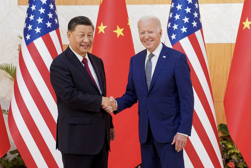 Chủ tịch Trung Quốc Tập Cận Bình (trái) và Tổng thống Mỹ Joe Biden trong cuộc gặp thượng đỉnh ở Bali ngày 14/11 - Ảnh: Reuters.