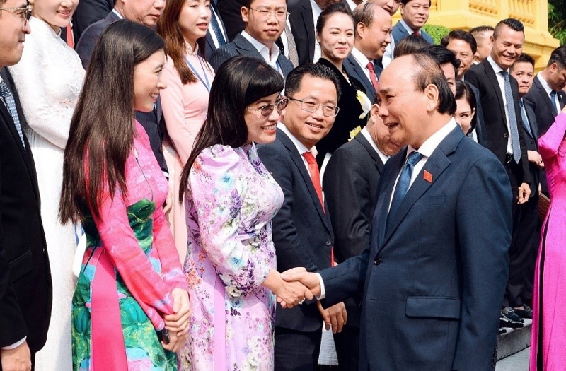 State President Nguyen Xuan Phuc meets Ms. Luu Thi Thanh Mau, CEO of the Phuc Khang Corporation, and the Vietnam Young Entrepreneurs Association delegation on November 8.