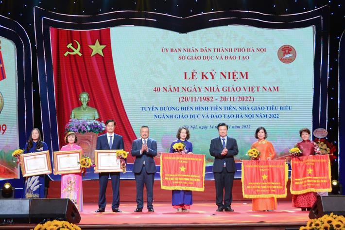 Chủ tịch UBND thành phố Hà Nội Trần Sỹ Thanh và Thứ trưởng Bộ GDĐT Nguyễn Hữu Độ đã trao Cờ thi đua xuất sắc của Chính phủ cho các cá nhân, tập thể tiêu biểu. Ảnh: Bộ Giáo dục và Đào tạo.