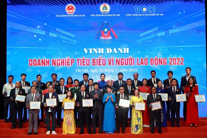 Đại diện các doanh nghiệp được vinh danh “Doanh nghiệp tiêu biểu vì người lao động”. Ảnh - Hải Nguyễn. 