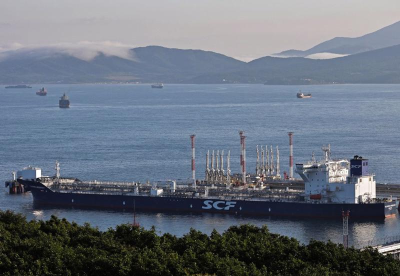 Thời gian qua, Trung Quốc, Ấn Độ và Thổ Nhĩ Kỳ tranh thủ gom dầu giá rẻ từ Nga - Ảnh: Reuters